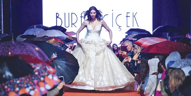 Yağmur altında defile