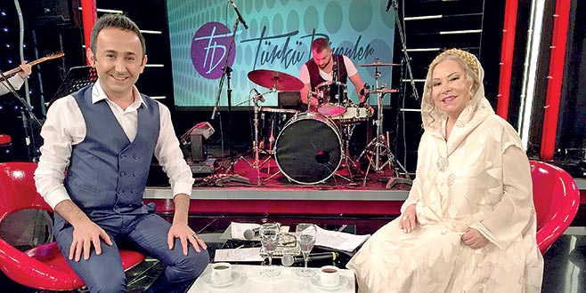 ‘Türkü Diyenler’de  efsane bir ses