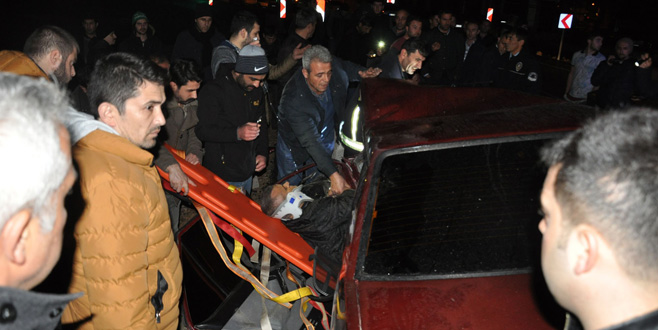 Bariyerlere çarpan otomobilde can pazarı