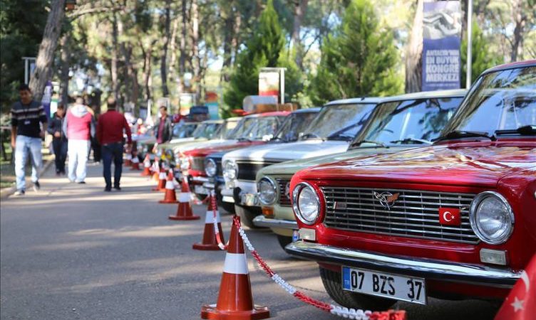 Murat 124 otomobil tutkunları Antalya'da düzenlenen etkinlikte bir araya geldi.