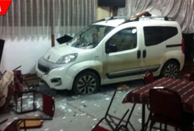 Kaçak sigara dolu araçla dernek lokaline daldı