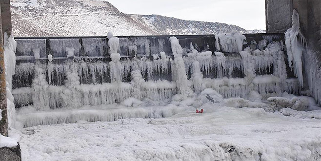 Soğuk hava barajı dondurdu