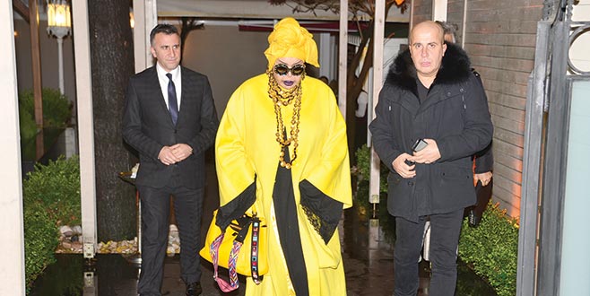 Üzerinde servet taşıyor