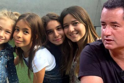 Kızlarının pozuna yazdığı iki kelimelik not, gönülleri fethetti