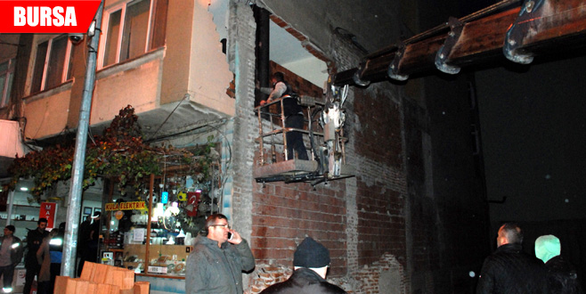 Az daha apartmanı yıkıyordu!