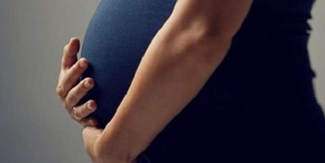 Yanlışlıkla karnındaki bebeği vurdu