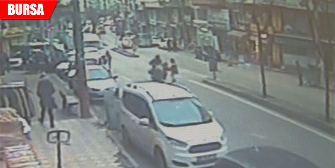 Motosikletin çarptığı çocuk havaya fırladı