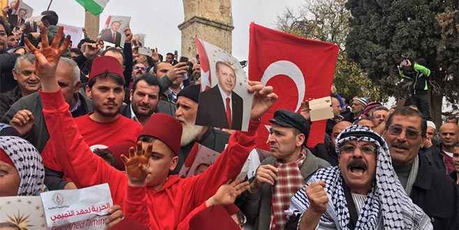 Mescid-i Aksa’da Türk Bayraklarıyla kutlama