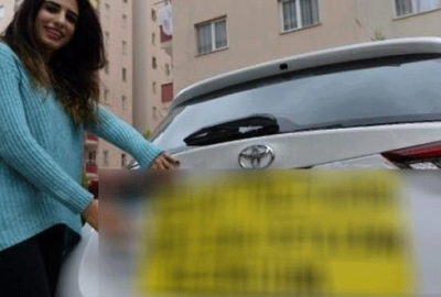 Arabasının arkasına yazdığı yazıyı gören yardım etmeye çalışıyor