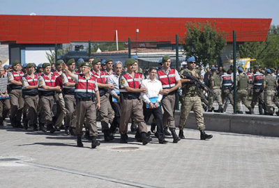 Anayasal düzene karşı suç işleyenlere tek tip kıyafet