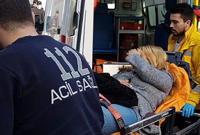 Kadın turistin başına ‘yorgun mermi’ isabet etti