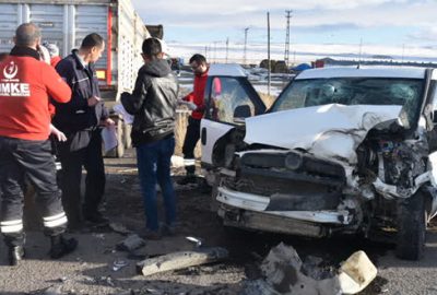 Askeri araç ile TIR çarpıştı: 7 asker yaralı