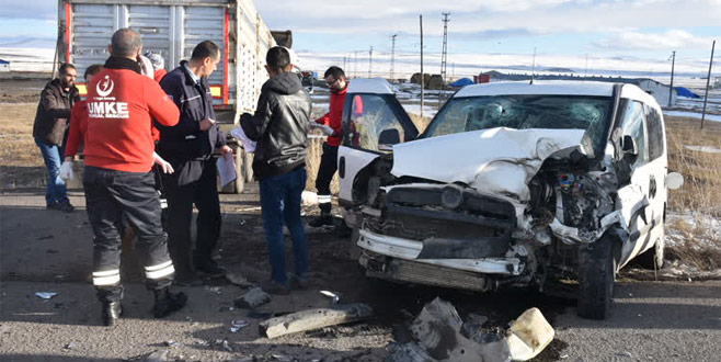 Askeri araç ile TIR çarpıştı: 7 asker yaralı Askeri araç ile TIR çarpıştı: 7 asker yaralı