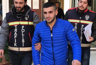 Sopayla gaz pedalına basarak araç kullanan sürücü yakalandı