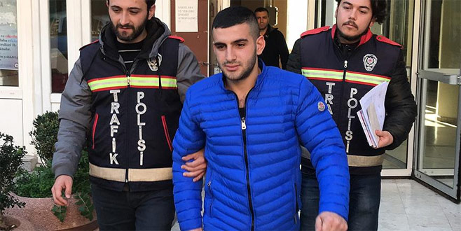 Sopayla gaz pedalına basarak araç kullanan sürücü yakalandı