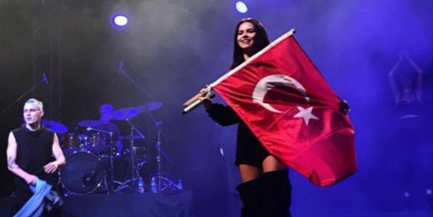 Dünyaca ünlü şarkıcı yeni yılı Türk bayraklı fotoğrafla kutladı!