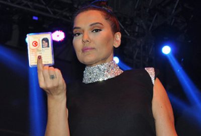 Kimliğini kontrol ettiği hayranına 7 bin liralık hediye verdi