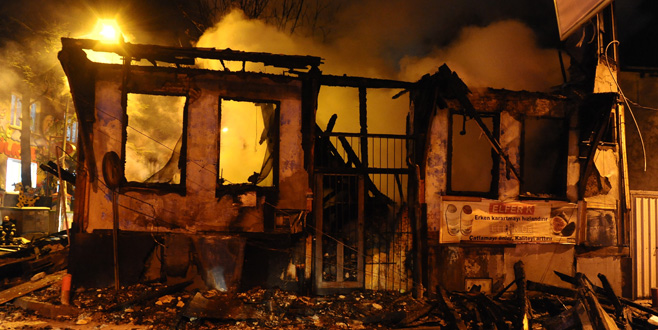 Bursa’da 2 katlı tarihi ahşap bina alev alev yandı