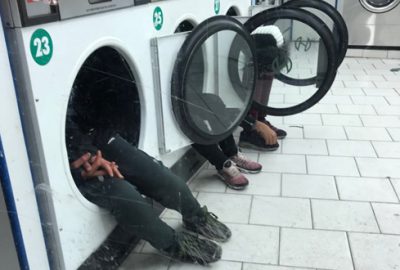 Isınmak için çamaşır makinesine sığındılar