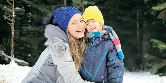 Anne oğulun kar keyfi