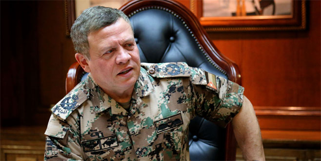 Kardeşlerini görevden alıp hapse attı