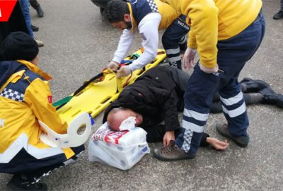 Duran aracın açılan kapısına çarptı