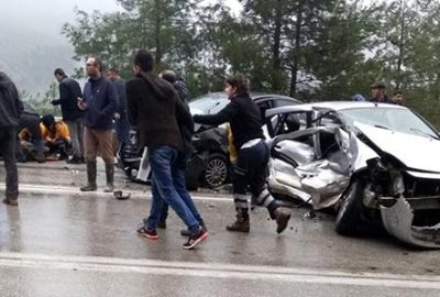 2 otomobil çarpıştı: 1 ölü, 5 yaralı