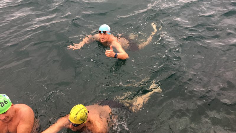 Üsküdar Kuzguncuk sahilinde bir araya gelen 50 yüzücü, Boğaz’ın serin