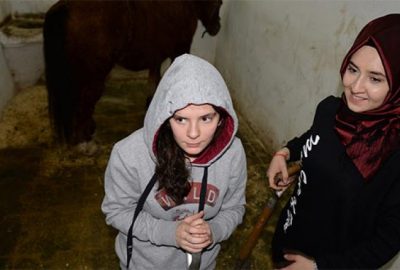 Üniversiteli kızlar, ojeli ellerle atlara nal çakıyor