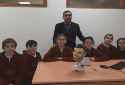 Ortaokul öğrencilerinin yaptığı robot her soruya cevap veriyor
