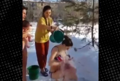 Karlı havada bebeklerini soyup buz gibi suyla yıkadılar