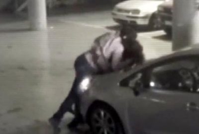 Otoparkta kavgaya tutuşan iki sürücü, bir anda öpüşmeye başladı