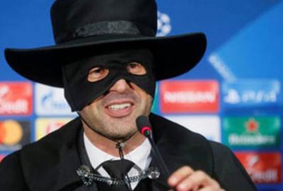 Basın toplantısına Zorro kıyafetiyle geldi
