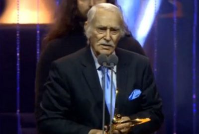 Oğlunun ödülünü alan duayen, konuşmasıyla herkesi duygulandırdı