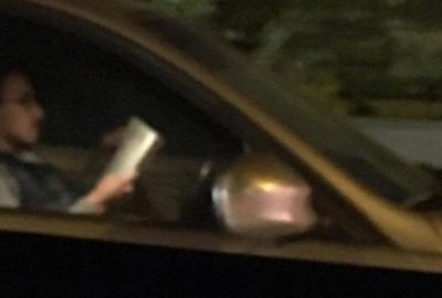 Trafikte hem araç kullandı hem de kitap okudu