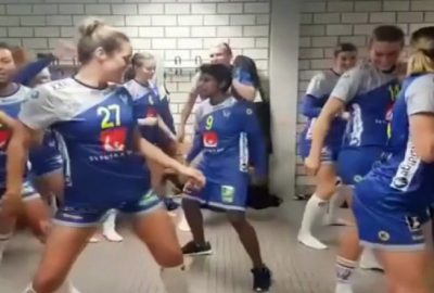 Zaferi soyunma odasında böyle kutladılar!