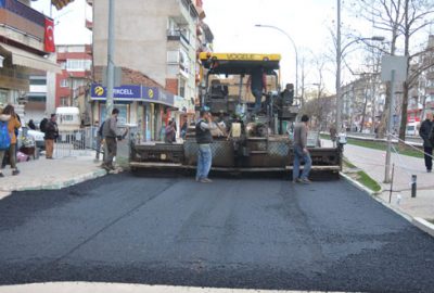 Sıcak asfalt çalışmasına devam