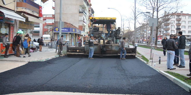 Sıcak asfalt çalışmasına devam
