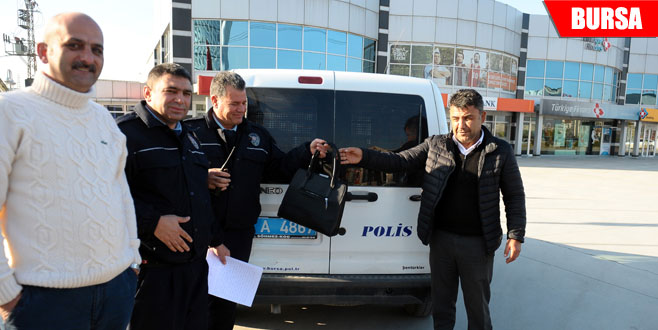Çöpte bulduğu altın ve para dolu çantayı polise teslim etti