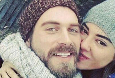 Aşkını dizelere döktü