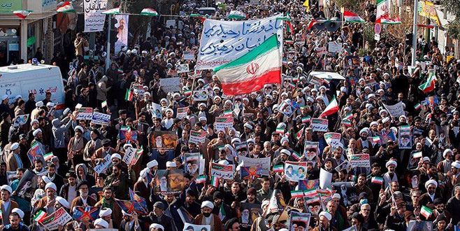 İran’da on binlerce kişi sokakta