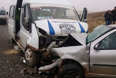 Öğrencileri taşıyan minibüs ile otomobil çarpıştı: 12’si öğrenci 16 yaralı