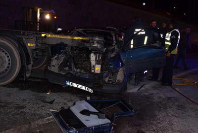 TIR’a çarpan otomobil hurdaya döndü