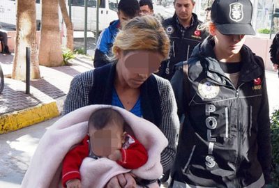 Kucağında bebeğiyle uyuşturucu satarken yakalandı