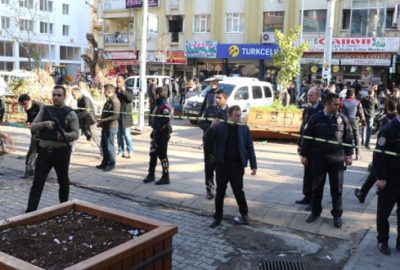 Kafelerin bulunduğu apartmana el yapımı patlayıcı atıldı