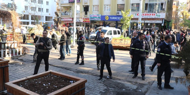 Kafelerin bulunduğu apartmana el yapımı patlayıcı atıldı