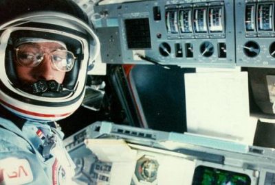 NASA’nın efsanevi astronotu John Young yaşamını yitirdi