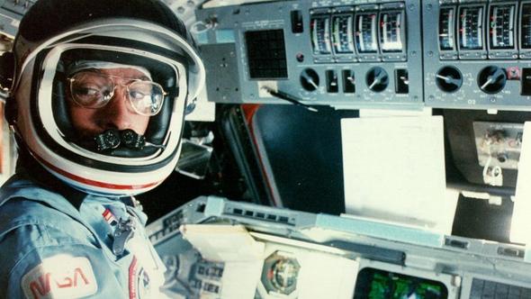 NASA’nın efsanevi astronotu John Young yaşamını yitirdi