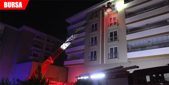 Yangında mahsur kalan aileleri itfaiye kurtardı