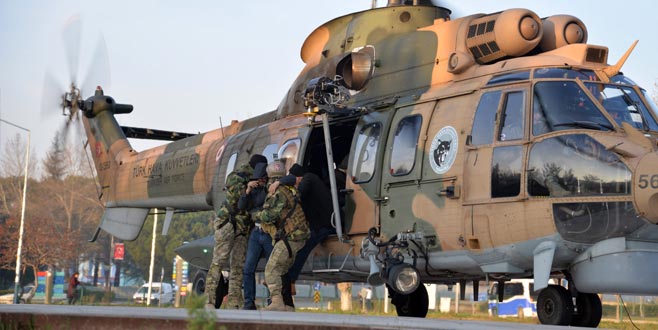 Uludağ’da mahsur kalan 3 kişiyi askerler omuzlarında getirdi 